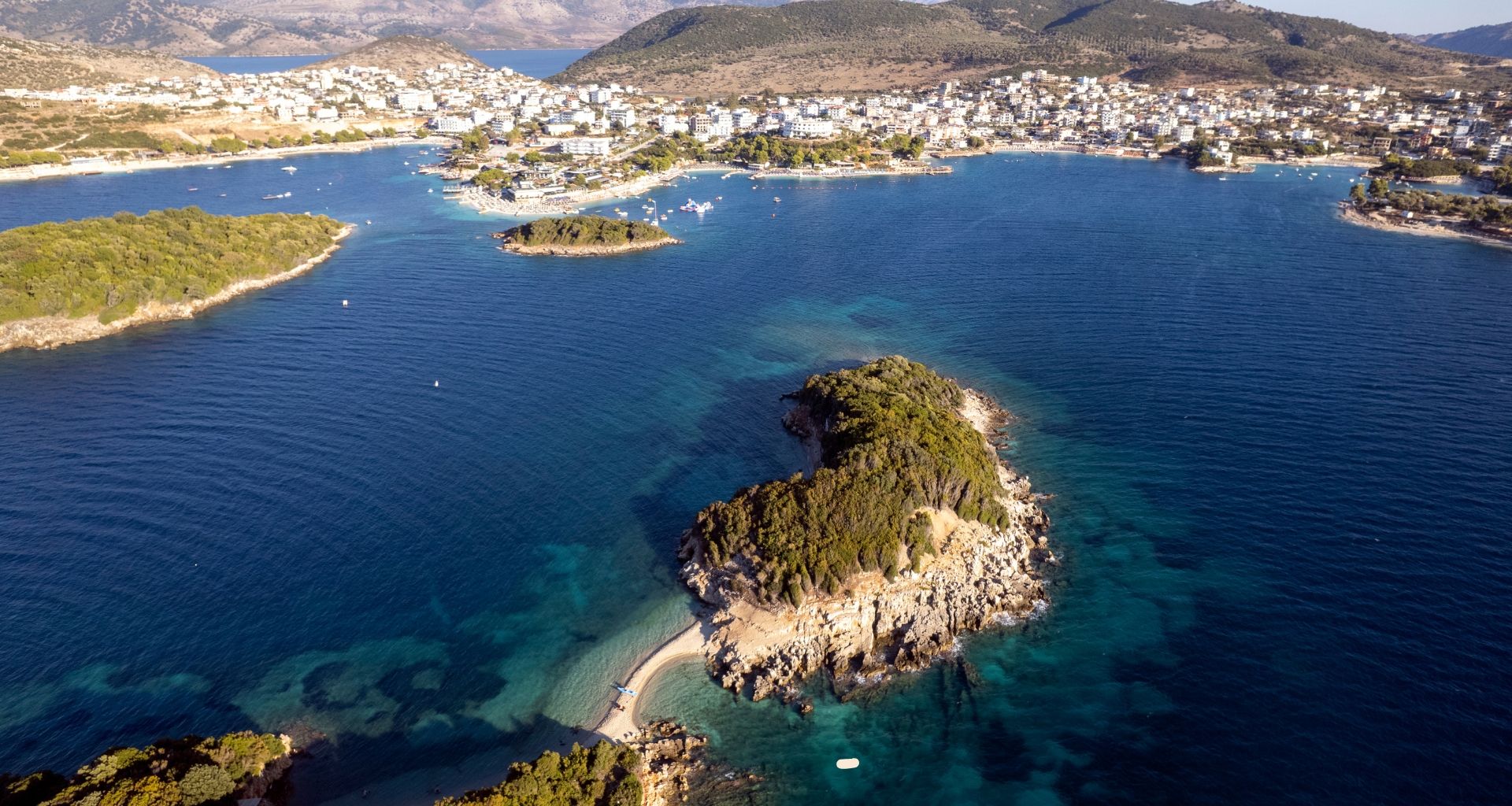 albanie-ksamil-vanuit-lucht