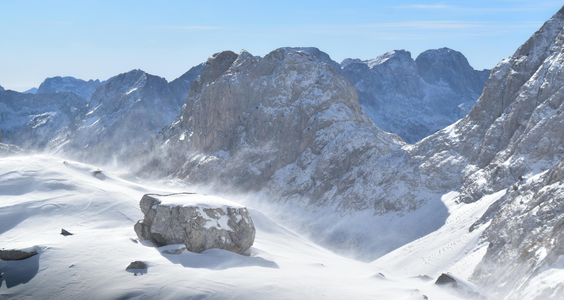 albanie-bergen-winter-met-sneeuw