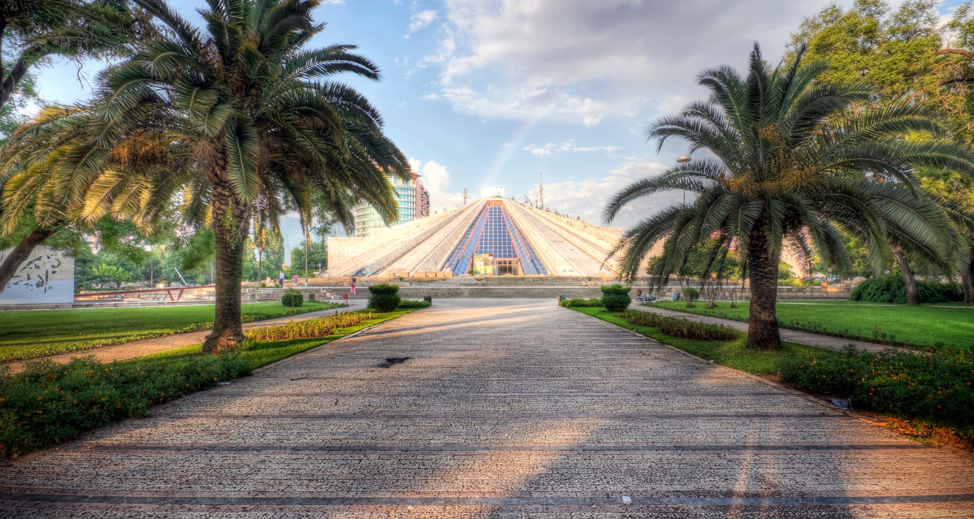 albanie-piramide-tirana