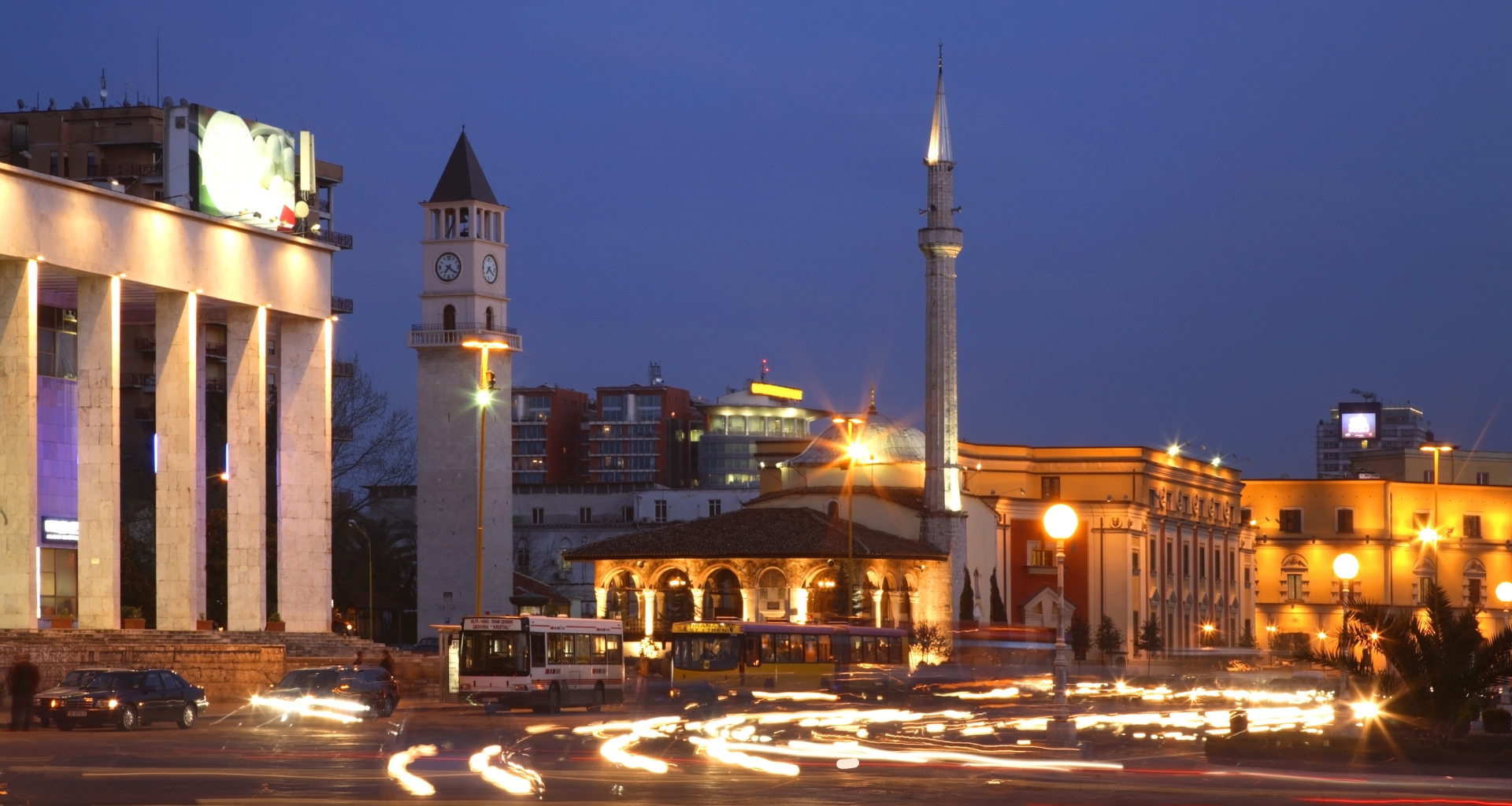 albanie-tirana-in-de-nacht
